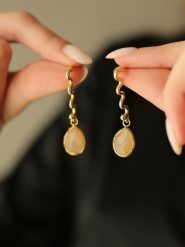 Pierres de Jade Pozłacane kolczyki-wkrętki z kamieniem słonecznym rozmiar: onesize. Żółte kolczyki Pierres de Jade, pozłacane. Za 79.77 zł.