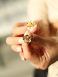 Pierres delicates Pozłacane kolczyki-wkrętki z cyrkoniami rozmiar: onesize. Żółte kolczyki Pierres delicates, z cyrkonią, pozłacane. Za 82.83 zł.