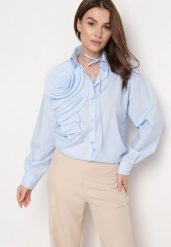 Niebieska Koszula Udekorowana Aplikacją w Kształcie Kwiatu i Sznureczkiem Przy Szyi Poldivia. Niebieskie koszule Born2be, l, z aplikacjami, retro, bez kołnierzyka, bez ramiączek. W wyprzedaży za 110.49 zł.