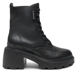 Trapery Tommy Jeans. Czarne traperki Tommy Jeans, bez wzorów, z jeansu, bez obcasa, bez zapięcia. Za 799.99 zł.