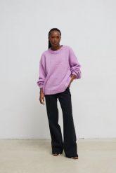 Sweter oversize z bufiastymi rękawami LILA DREAM - RIVERO-UNI. Fioletowe swetry Marsala, na lato, bez wzorów, z wełny, bez ramiączek. Za 249.90 zł.