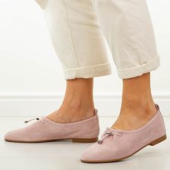 Różowe zamszowe skórzane półbuty damskie T.Sokolski w26-236. Czerwone półbuty wsuwane Sokolski, na jesień, bez wzorów, z jeansu, casualowe, bez obcasa. W wyprzedaży za 251.10 zł.