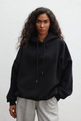 Bluza typu oversize z ociepleniem w kolorze TOTALLY BLACK - AMBERLY. Czarne bluzy z kapturem Marsala, m, bez wzorów, z bawełny, bez kaptura. Za 299.90 zł.