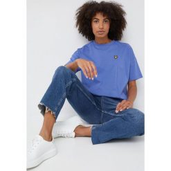 Lyle & Scott t-shirt bawełniany. Niebieskie t-shirty Lyle & Scott, z aplikacjami, z bawełny, bez kołnierzyka, bez ramiączek. W wyprzedaży za 114.99 zł.