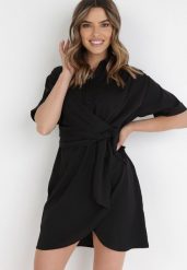 Czarna Sukienka Menelous. Czarne sukienki Born2be, l, bez wzorów, eleganckie, bez kołnierzyka, bez ramiączek, mini, kopertowe. W wyprzedaży za 110.49 zł.