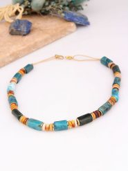 Charlize Pozłacany naszyjnik z kamieniami szlachetnymi - dł. 45 cm rozmiar: onesize. Brązowe naszyjniki Charlize, z materiału, z turkusem, pozłacane. Za 122.09 zł.