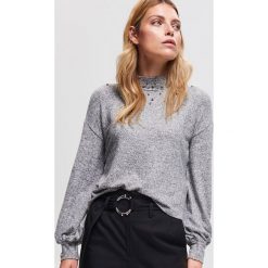 Bluzka z koralikami - Jasny szar. Bluzki marki Reserved. Za 39.99 zł.