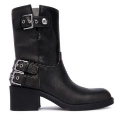 Botki Guess. Czarne botki Guess, z aplikacjami, bez obcasa, na słupku, bez zapięcia. Za 764.99 zł.