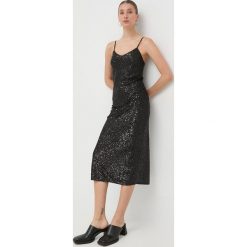 Patrizia Pepe sukienka kolor czarny midi dopasowana. Czarne sukienki Patrizia Pepe, bez wzorów, z tkaniny, bez kołnierzyka, bez ramiączek, midi, dopasowane. Za 1,389.90 zł.