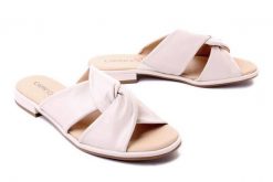 CAPRICE 9-27100-20 144 offwhite soft, klapki damskie. Brązowe klapki Caprice, bez wzorów, bez obcasa, na obcasie, bez zapięcia. Za 269.90 zł.