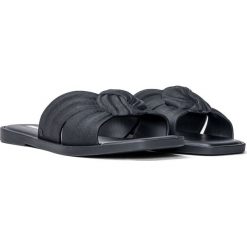 Klapki damskie czarne Melissa Plush AD. Czarne klapki Melissa, bez wzorów, z materiału, bez obcasa, bez zapięcia. Za 139.99 zł.