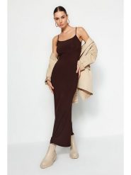 Trendyol Sukienka w kolorze ciemnobrązowym rozmiar: XL. Brązowe sukienki Trendyol, xl, bez wzorów, bez kołnierzyka, bez ramiączek, maxi. Za 78.95 zł.