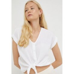 Mustang bluzka damska kolor biały gładka. Białe bluzki Mustang, bez wzorów, z tkaniny, bez kołnierzyka, bez ramiączek. Za 149.99 zł.