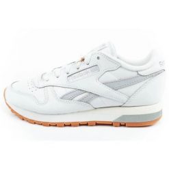 Buty Reebok Wms Classic HQ2234 białe. Białe buty treningowe bez wzorów, ze skóry ekologicznej, bez zapięcia. Za 329.02 zł.