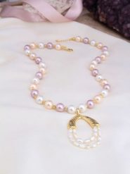 L'Atelier de Gaia Pozłacany naszyjnik z elementami ozdobnymi - dł. 47 cm rozmiar: onesize. Białe naszyjniki L'Atelier de Gaia, z materiału, z perłą, pozłacane. Za 86.99 zł.