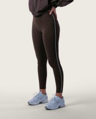 Damskie legginsy z wysokim stanem i kontrastowym lampasem na siłownię – brązowy. Brązowe legginsy AESTHETIC WOLF, bez wzorów, z dzianiny, długie. Za 239.99 zł.