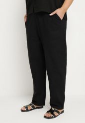 Czarne Klasyczne Spodnie Bawełniane z Gumką w Pasie Olozi. Czarne jeansy Born2be, plus size, bez wzorów, z bawełny, eleganckie. W wyprzedaży za 50.99 zł.