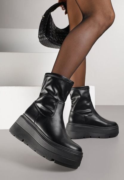 Czarne Wsuwane Botki Vices na Platformie w Stylu Cyber Nilvessa. Czarne botki Born2be, bez wzorów, eleganckie, bez obcasa, na platformie, bez zapięcia. Za 139.99 zł.