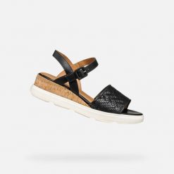 Damskie sandały Geox Pisa B. Brązowe sandały Geox, bez wzorów, z gumy, eleganckie, bez obcasa, bez zapięcia. Za 468.99 zł.