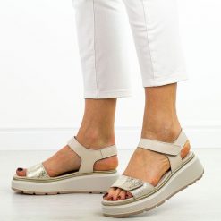 Złote skórzane sandały damskie S.Barski 543. Żółte sandały S.BARSKI, bez wzorów, z jeansu, eleganckie, bez obcasa, na platformie, bez zapięcia. Za 229.00 zł.