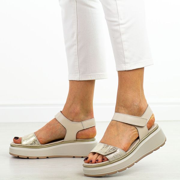 Złote skórzane sandały damskie S.Barski 543. Żółte sandały S.BARSKI, bez wzorów, z jeansu, eleganckie, bez obcasa, na platformie, bez zapięcia. Za 229.00 zł.