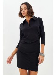 Milan Kiss Sukienka w kolorze czarnym rozmiar: M. Czarne sukienki Milan Kiss, na co dzień, m, bez wzorów, bez kołnierzyka, bez ramiączek, mini, proste. Za 110.29 zł.