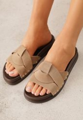 Ciemnobeżowe Klapki z Przeplatanymi Paskami i Nitami przy Podeszwie Marivyn. Brązowe klapki Born2be, bez wzorów, eleganckie, bez obcasa, na płaskiej podeszwie, bez zapięcia. Za 79.99 zł.