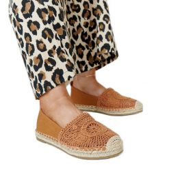 Brązowe espadryle z haftem Kalba. Brązowe espadryle bez wzorów, z materiału, eleganckie, z okrągłym noskiem, bez obcasa. Za 81.83 zł.