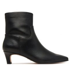 Botki Steve Madden. Czarne botki Steve Madden, bez wzorów, bez obcasa, na słupku, bez zapięcia. Za 559.99 zł.