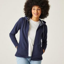 Bayletta damska bluza z kapturem. Niebieskie bluzy z kapturem Regatta, bez wzorów, z kapturem, trekkingowe. W wyprzedaży za 168.05 zł.