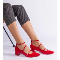 Czerwone czółenka lakierowane z paskiem. Czerwone czółenka bez wzorów, z jeansu, eleganckie, bez obcasa, na słupku, bez zapięcia. Za 89.18 zł.