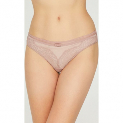 Triumph - Stringi. Czerwone stringi Triumph, bez wzorów, z elastanu. W wyprzedaży za 49.90 zł.