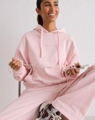 Damska bluza z kapturem oddychająca, 100% bawełna Chunky Terry jasny róż. Czerwone bluzy z kapturem AIM'N, l, bez wzorów, z bawełny, z kapturem, na fitness i siłownię. Za 339.00 zł.