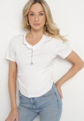 Biały Bawełniany T-shirt Ozdobiony Marszczeniem i Łańcuszkiem Olitrea. Białe t-shirty Born2be, m, bez wzorów, z bawełny, bez kołnierzyka, bez ramiączek. Za 59.99 zł.