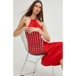Answear Lab sukienka kolor czerwony maxi rozkloszowana. Czerwone sukienki Answear Lab, l, bez wzorów, z satyny, bez kołnierzyka, bez ramiączek, maxi, rozkloszowane. W wyprzedaży za 119.99 zł.