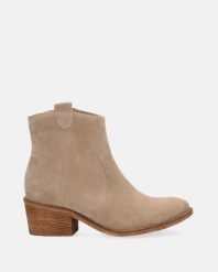 BEŻOWE BOTKI ZAMSZU 102002 1054 C BE. Brązowe botki Venezia, bez wzorów, ze skóry, bez obcasa, bez zapięcia. Za 499.00 zł.