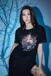 The Witcher x Medicine t-shirt bawełniany damski kolor czarny. Czarne t-shirty MEDICINE, l, bez wzorów, z bawełny, bez kołnierzyka, bez ramiączek. Za 89.90 zł.