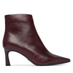 Botki Tamaris. Czerwone botki Tamaris, bez wzorów, bez obcasa, na szpilce, bez zapięcia. Za 484.99 zł.