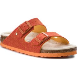 Kapcie BIRKENSTOCK - Arizona Rivet 1012428 Doubleface Orange. Brązowe kapcie Birkenstock, z materiału. W wyprzedaży za 259.00 zł.