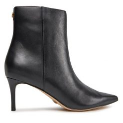 Botki Guess. Czarne botki Guess, z aplikacjami, bez obcasa, na szpilce, bez zapięcia. Za 699.99 zł.