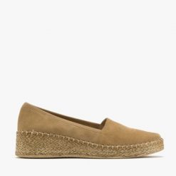 Oliwkowe espadryle na platformie. Zielone espadryle Ryłko, bez wzorów, ze skóry, bez obcasa, na platformie. W wyprzedaży za 179.99 zł.