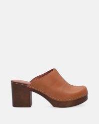 BRĄZOWE KLAPKI DAMSKIE 1143624 ALF HONE. Brązowe klapki Venezia, bez wzorów, ze skóry, bez obcasa, na platformie, bez zapięcia. Za 289.00 zł.