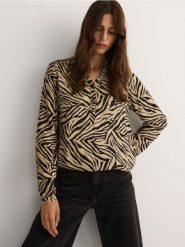 Bluzka w zwierzęcy wzór - oliwkowy. Zielone bluzki Reserved, l, bez wzorów, z wiskozy, bez kołnierzyka, bez ramiączek. W wyprzedaży za 29.99 zł.