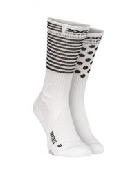 Skarpety rowerowe X-Socks Bike Race 4.0. Białe skarpetki X-Socks, bez wzorów, z materiału. Za 58.00 zł.