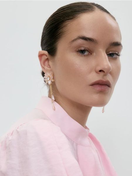 Wiszące kolczyki z kwiatami - pastelowy róż. Czerwone kolczyki Reserved. W wyprzedaży za 19.99 zł.