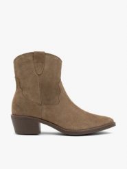 Oliwkowe kowbojki ze skóry welurowej. Zielone botki Brawo sp. z o.o., bez wzorów, z jeansu, klasyczne, za kostkę, bez obcasa, bez zapięcia. Za 499.99 zł.