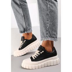 Czarne Trampki Caeima. Czarne trampki Renee, z aplikacjami, eleganckie, przed kostkę, bez zapięcia. W wyprzedaży za 111.99 zł.