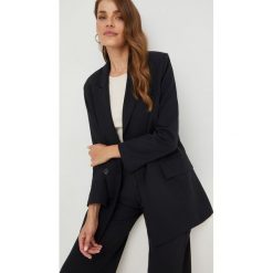 Answear Lab marynarka kolor czarny dwurzędowa gładka. Czarne marynarki i żakiety Answear Lab, l, bez wzorów, klasyczne, bez ramiączek. Za 259.99 zł.