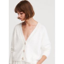 Pluszowy sweter - Biały. Białe swetry Reserved, l, bez wzorów, bez ramiączek. Za 119.99 zł.
