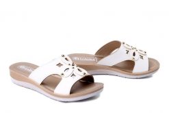 INBLU BV-45 001 biały, klapki damskie. Białe klapki Inblu, bez wzorów, bez obcasa, bez zapięcia. Za 77.99 zł.